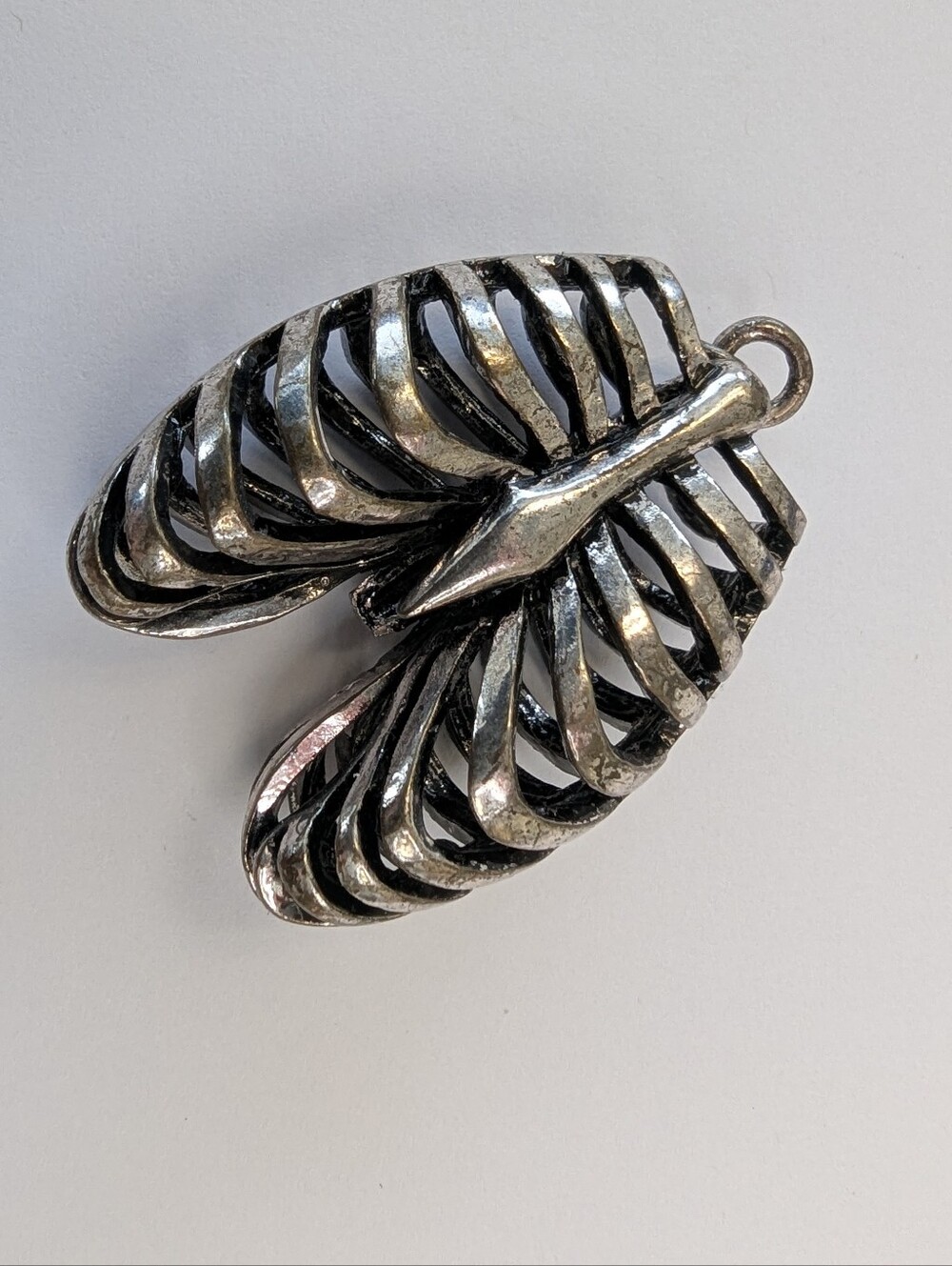 VTG SILVER TONE RIB CAGE PENDANT/CHARM - Picture 2 of 5